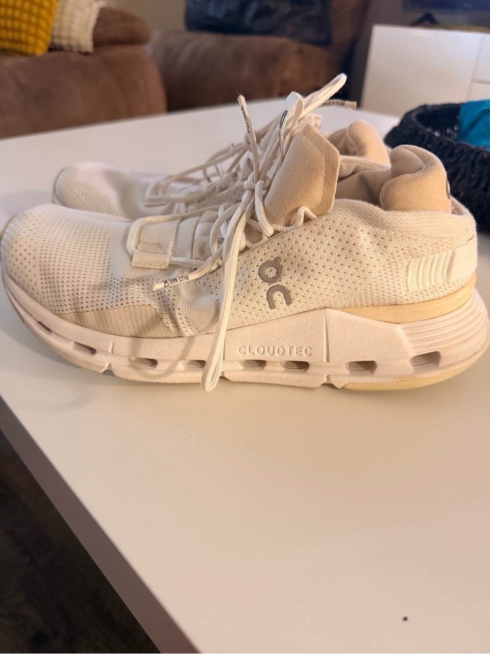 On Running Cloudswift Women's Cream / White Athletic Shoes